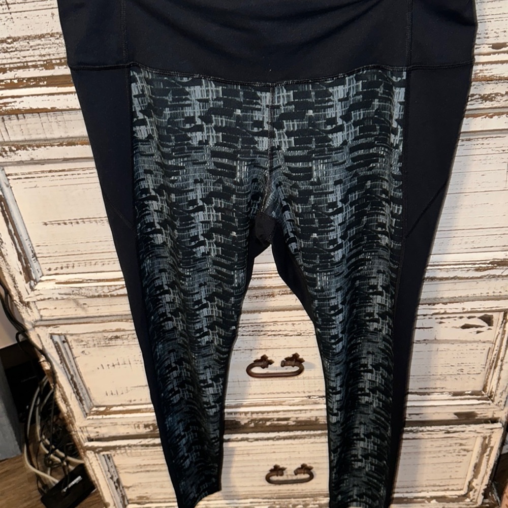 NWOT under armour black full length leggings with blue print on front for 17-20